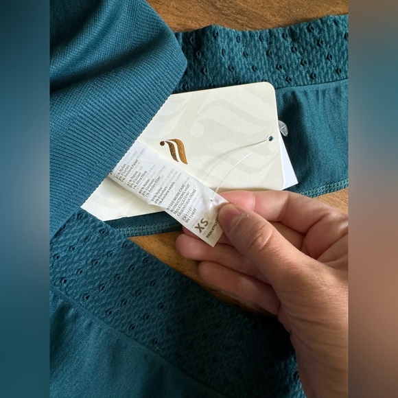 Fabletics 3/4 Length Leggings - Picture 6 of 6